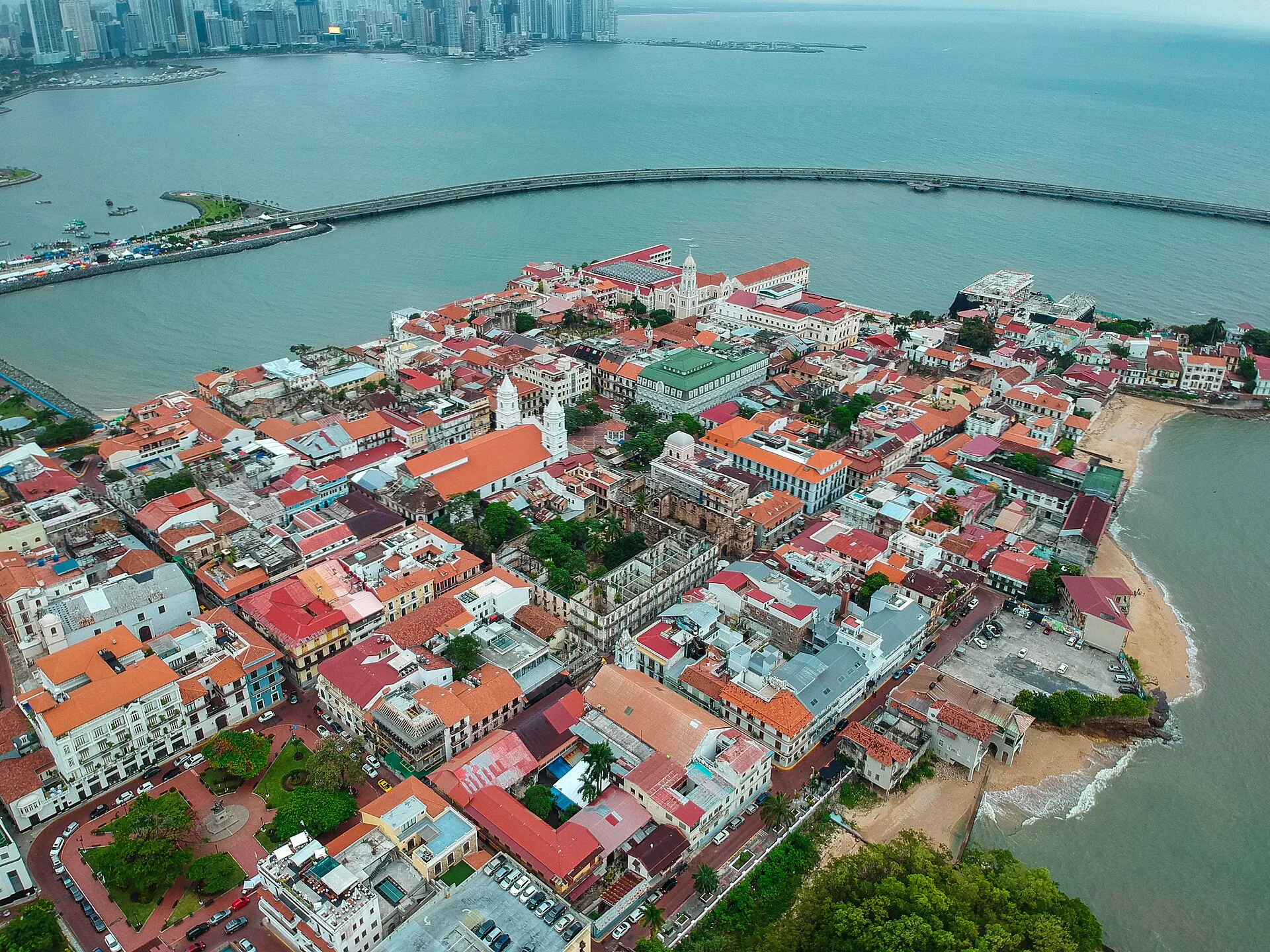 Vista aérea del Casco Antiguo de Ciudad de Panamá, la bahía y los edificios modernos al fondo